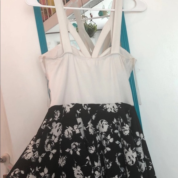 White And Black Dress - Picture 4 of 4